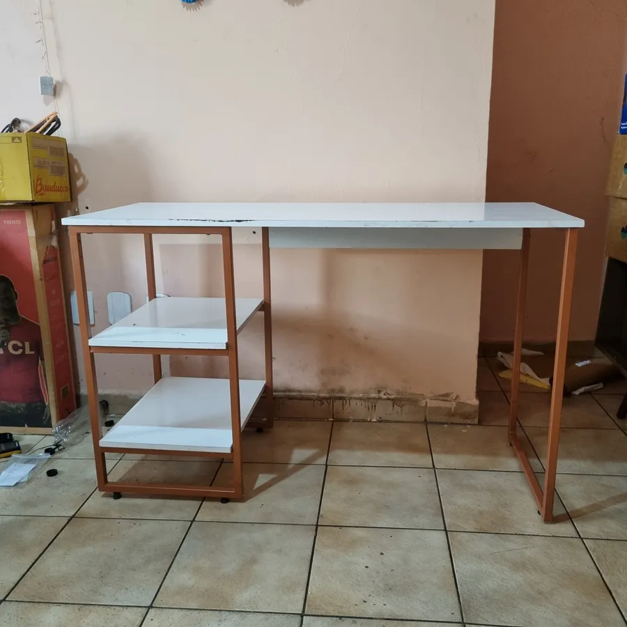 Escrivaninha com Nichos Laterais - foto 1